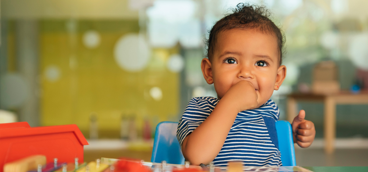 Photo d'un bébé jouant avec des blocs de jouets à la crèche